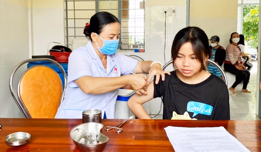  Huyện Kông Chro đang triển khai tiêm vắc xin mũi 3, mũi 4 cho người dân. Ảnh: Mộc Trà