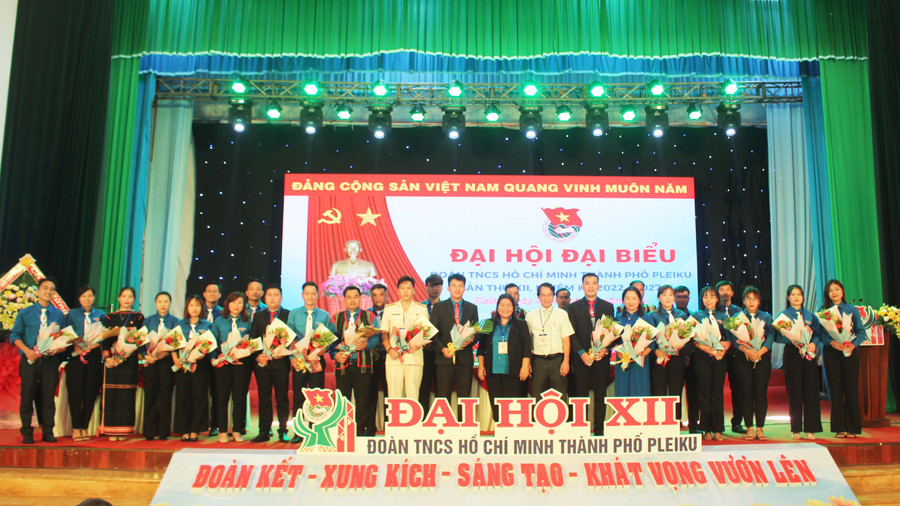 Ban Chấp hành Đoàn TNCS Hồ Chí Minh TP. Pleiku khóa XII ra mắt tại Đại hội. Ảnh: Phan Lài