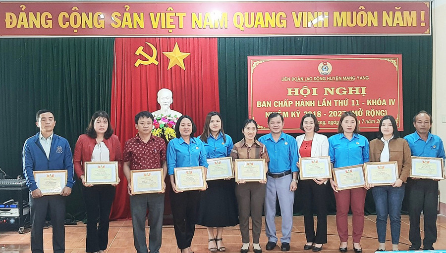 Liên đoàn Lao động huyện tặng giấy khen cho các cá nhân đạt thành tích xuất sắc trong phong trào thi đua, hoạt động và xây dựng tổ chức Công đoàn năm học 2021-2022. Ảnh: Nguyễn Kim Liên đoàn Lao động huyện tặng giấy khen cho các cá nhân đạt thành tích xuất sắc trong phong trào thi đua, hoạt động và xây dựng tổ chức Công đoàn năm học 2021-2022. Ảnh: Nguyễn Kim