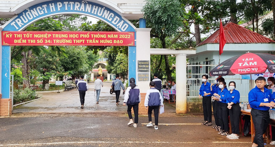  Các tình nguyện viên có mặt tại điểm tri Trường THPT Trần Hưng Đạo (thị trấn Kon Dơng, huyện Mang Yang) để hỗ trợ cho các thí sinh. Ảnh: Hà Phương