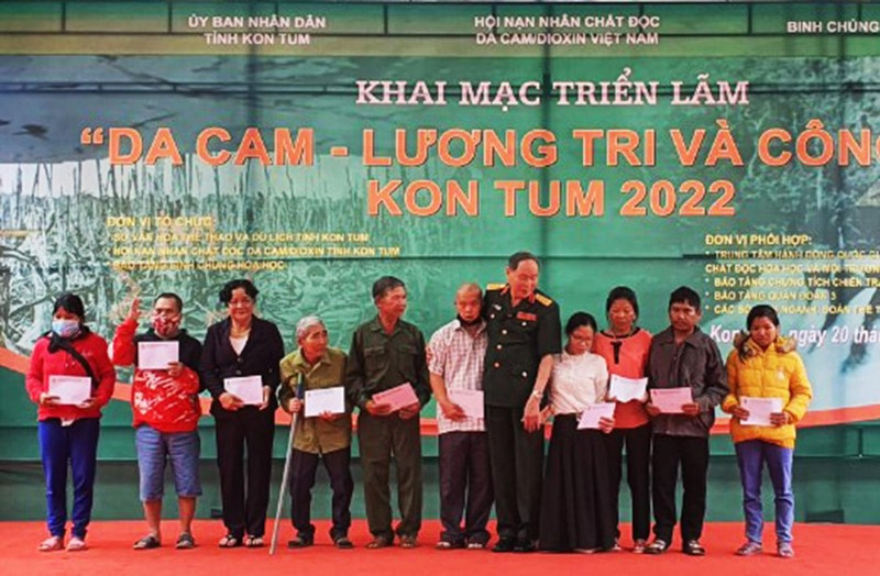  Trao quà cho các nạn nhân chất độc da cam/dioxin tỉnh Kon Tum.