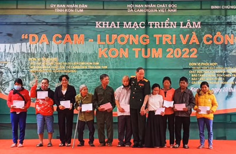  Trao quà cho các nạn nhân chất độc da cam/dioxin tỉnh Kon Tum.