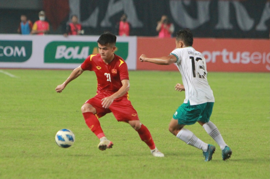  U.19 Việt Nam (trái) khởi đầu một cách ổn thỏa với kết quả hòa ở trận ra quân. Ảnh: Vino