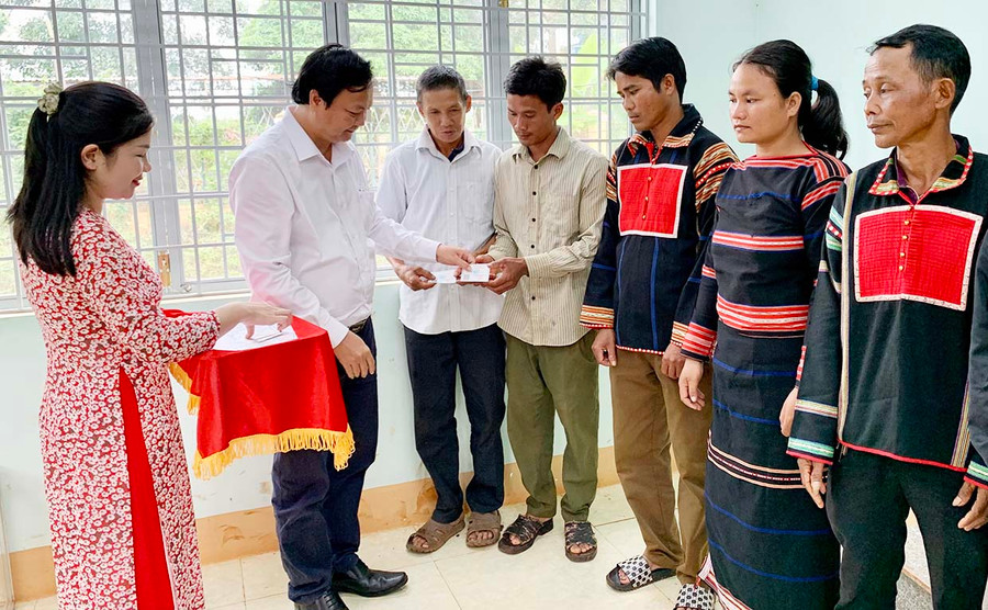 Đảng ủy Khối các Cơ quan và Doanh nghiệp tỉnh phối hợp với BHXH tỉnh trao tặng thẻ BHYT cho với người dân thuộc hộ cận nghèo và người dân tộc thiểu số huyện Chư Pưh vào ngày 1-7 vừa qua. Ảnh: Như Nguyện Đảng ủy Khối các cơ quan và Doanh nghiệp tỉnh phối hợp với BHXH tỉnh tổ chức trao tặng thẻ BHYT đối với người dân thuộc hộ cận nghèo và người dân tộc thiểu số trên địa bàn huyện Chư Pưh ngày 1-7 vừa qua. ẢNh: Như Nguyện