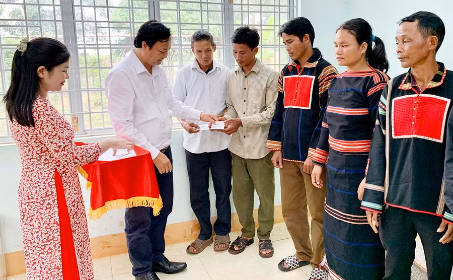  Đảng ủy Khối các cơ quan và Doanh nghiệp tỉnh phối hợp với BHXH tỉnh tổ chức trao tặng thẻ BHYT đối với người dân thuộc hộ cận nghèo và người dân tộc thiểu số trên địa bàn huyện Chư Pưh ngày 1-7 vừa qua. ẢNh: Như Nguyện