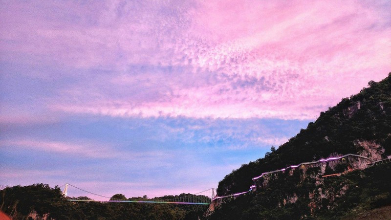 Cầu kính Bạch Long lung linh về đêm (Ảnh: Mộc Châu Island)