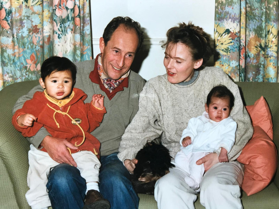 Cùng với anh trai người Việt, Emma được ba mẹ Pháp nhận nuôi. Ảnh: NVCC Cùng với anh trai người Việt, Emma được ba mẹ Pháp nhận nuôi. Ảnh: NVCC