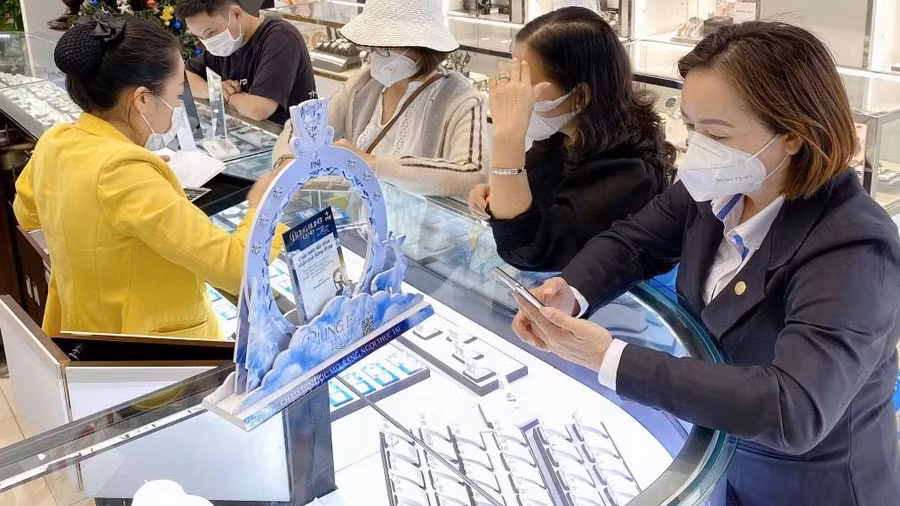 Nhiều người lựa chọn vàng là kênh để đầu tư sinh lời. Ảnh: Vũ Thảo