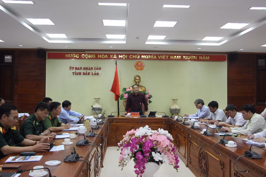 Phó Chủ tịch UBND tỉnh Y Giang Gry Niê Knơng phát biểu tại hội nghị.