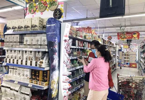 Người tiêu dùng mua sắm tại siêu thị Co.opmart Nguyễn Đình Chiểu, TP Hồ Chí Minh. (Ảnh: Mỹ Phương/TTXVN)