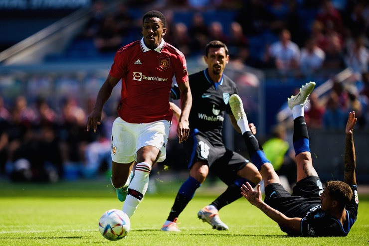 Martial phung phí khá nhiều cơ hội ngon ăn. Ảnh: AFP