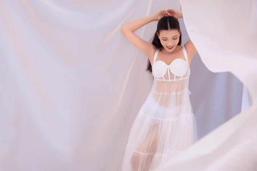 Trong loạt ảnh, nữ diễn viên diện váy xuyên thấu khoe khéo vòng eo thon thả cùng vóc dáng nuột nà. Ở tuổi 36, Miss Sunplay 2007 không chỉ đắt show ở lĩnh vực phim ảnh mà còn thường xuất hiện trên các tạp chí thời trang