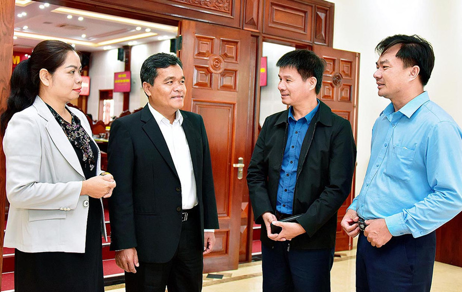 Bí thư Tỉnh ủy Hồ Văn Niên (thứ 2 từ trái sang) trao đổi với các đại biểu bên lề hội nghị. Ảnh Đức Thụy