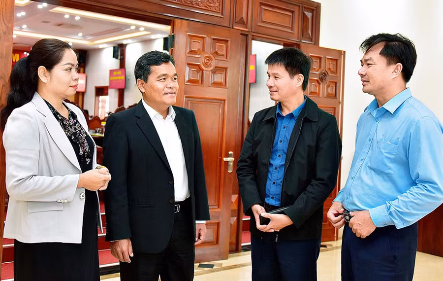 Bí thư Tỉnh ủy Hồ Văn Niên (thứ 2 từ trái sang) trao đổi với các đại biểu bên lề hội nghị. Ảnh Đức Thụy