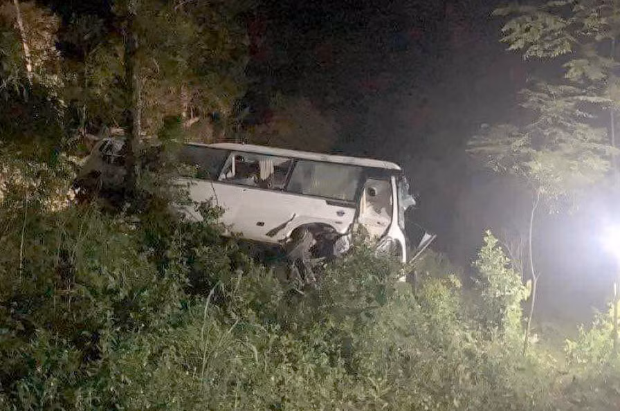 Chiếc xe 29 chỗ lật nghiêng. Ảnh nguồn Báo Phú Thọ