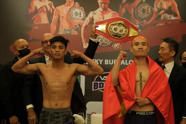 Đinh Hồng Quân đặt quyết tâm bảo vệ thành công đai vô địch IBF Châu Á để hướng đến những mục tiêu cao hơn. Ảnh: Trung Nam (Báo Lao Động) Đinh Hồng Quân đặt quyết tâm bảo vệ thành công đai vô địch IBF Châu Á để hướng đến những mục tiêu cao hơn. Ảnh: Trung Nam (Báo Lao Động)