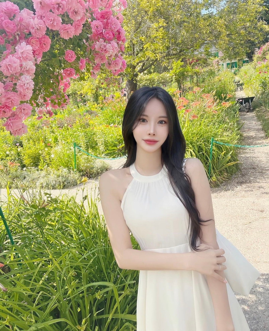 Mách nhỏ cho các nàng khi chọn nội y để tránh hớ hênh thì một chiếc áo ngực đúc quây ngang hoặc miếng dán ngực là những lựa chọn phù hợp giúp bạn mặc áo yếm thanh lịch nhất.