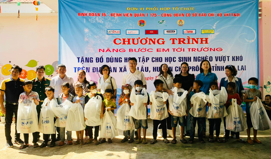 Tặng quà cho các em học giỏi, có hoàn cảnh đặc biệt khó khăn xã Ia Lâu. Ảnh: Hồng Thương Đoàn đã tặng quà cho các em học giỏi, có hoàn cảnh đặc biệt khó khăn xã Ia Lâu. Ảnh: Hồng Thương