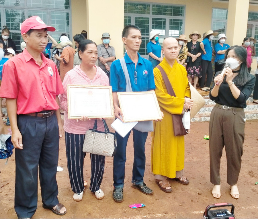 Tặng quà cho đồng bào dân tộc thiểu số nghèo, khó khăn xã Ia Ko, huyện Chư Sê. Ảnh: Hồng Ngọc Tặng quà cho đồng bào dân tộc thiểu số nghèo, khó khăn xã Ia Tiêm, huyện Chư Sê. Ảnh: Hồng Ngọc