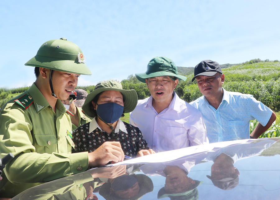  Đoàn giám sát xác định khu vực trên bản đồ trước khi tiến hành đi kiểm tra thực tế. Ảnh: Ngọc Minh