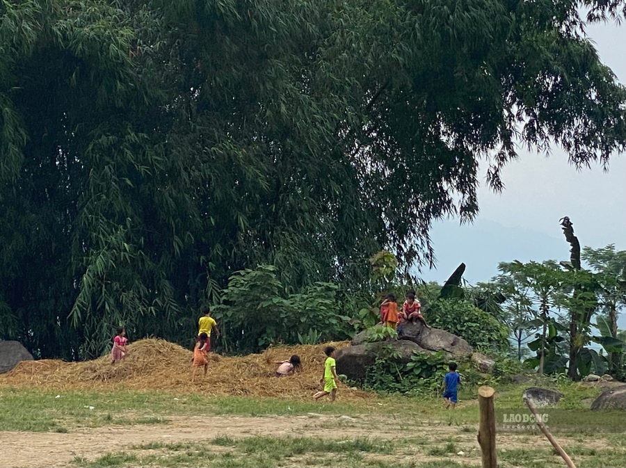 Cảnh trẻ nô đùa làm náo nhiệt cả vùng. Cảnh trẻ nô đùa làm náo nhiệt cả vùng.