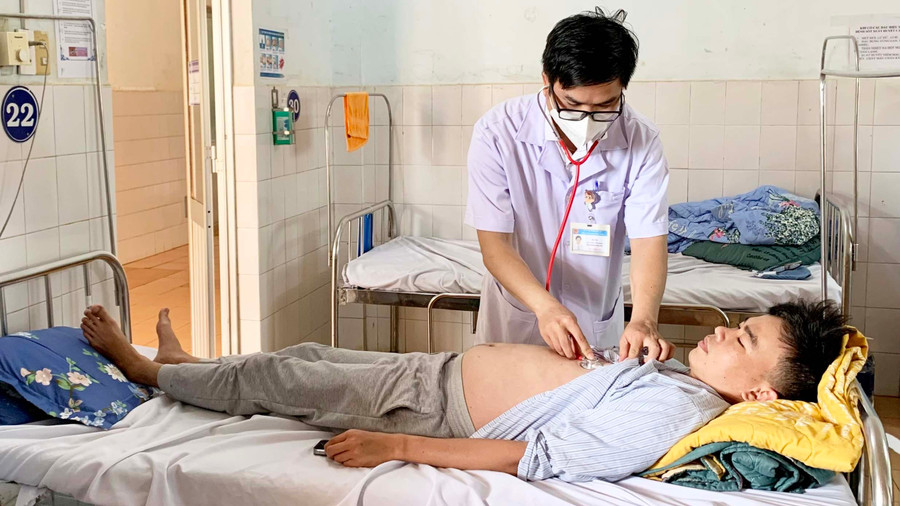 Bác sĩ Bệnh viện Đa khoa tỉnh Gia Lai thăm khám cho bệnh nhân SXH. Ảnh: Như Nguyện