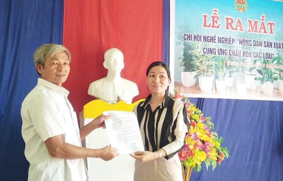 Trao quyết định thành lập Chi hội nghề nghiệp “Nông dân sản xuất và cung ứng chậu hoa các loại”. Ảnh: Hoài Thương Trao quyết định thành lập Chi hội nghề nghiệp “Nông dân sản xuất và cung ứng chậu hoa các loại”. Ảnh: Hoài Thương