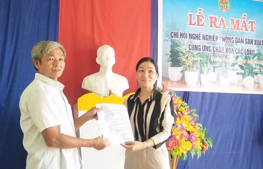  Trao quyết định thành lập Chi hội nghề nghiệp “Nông dân sản xuất và cung ứng chậu hoa các loại”. Ảnh: Hoài Thương 