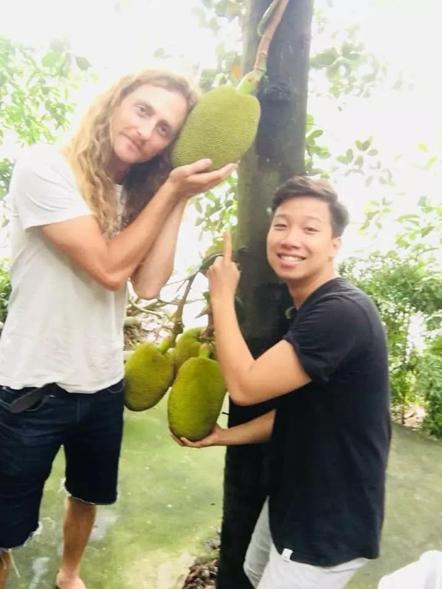 Kênh TikTok của Việt có rất nhiều video tương tác vui vẻ với người nước ngoài, thu hút hàng triệu lượt xem.