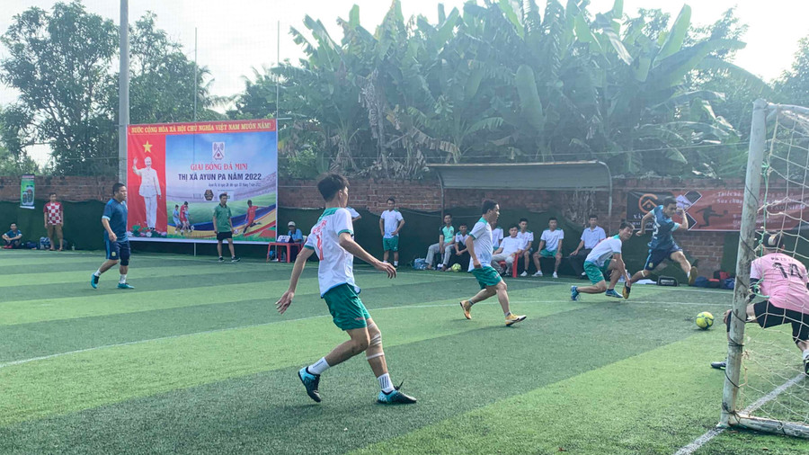 Trận đấu khai mạc diễn ra giữa 2 đội Siêu thị Gia Ninh và Viettel Ayun Pa. Ảnh: Vũ Chi