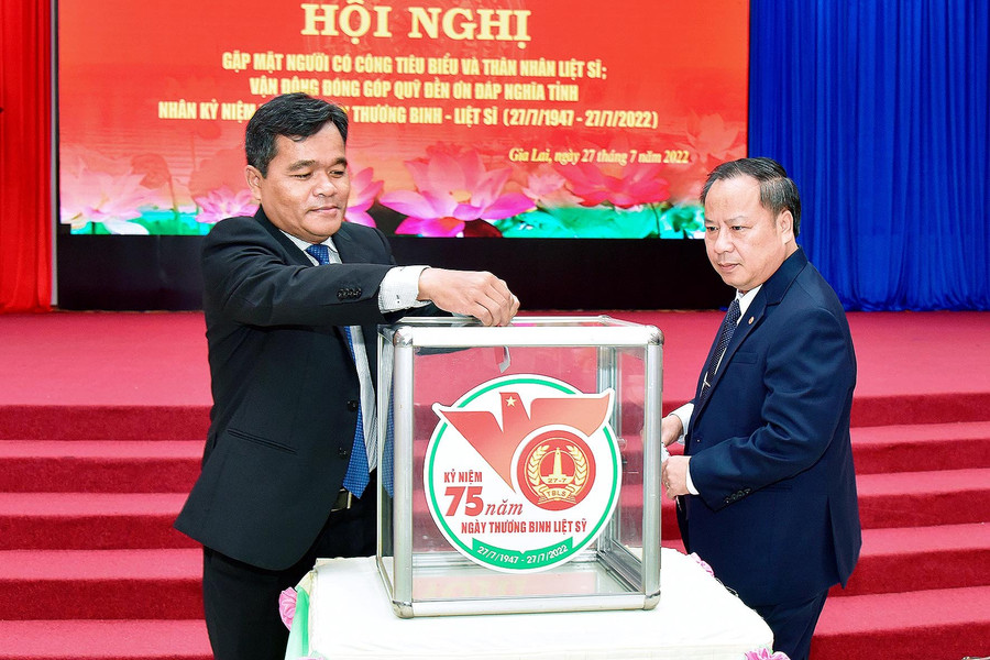 2 Bí thư Tỉnh ủy Hồ Văn Niên và Phó Bí thư Thường trực Tỉnh ủy Châu Ngọc Tuấn ủng hộ Quỹ Đền ơn đáp nghĩa năm 2022