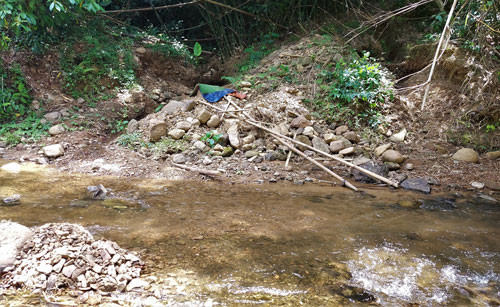 Suối Ka Ruông bị đào khoét để đãi vàng sa khoáng Suối Ka Ruông bị đào khoét để đãi vàng sa khoáng