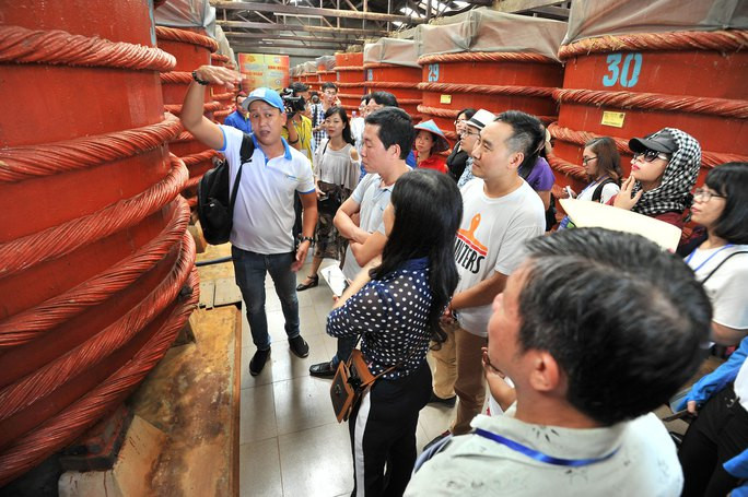 Du khách đến “đảo ngọc” rất thích thú khi tìm hiểu quy trình chế biến nước mắm Phú Quốc Du khách đến “đảo ngọc” rất thích thú khi tìm hiểu quy trình chế biến nước mắm Phú Quốc