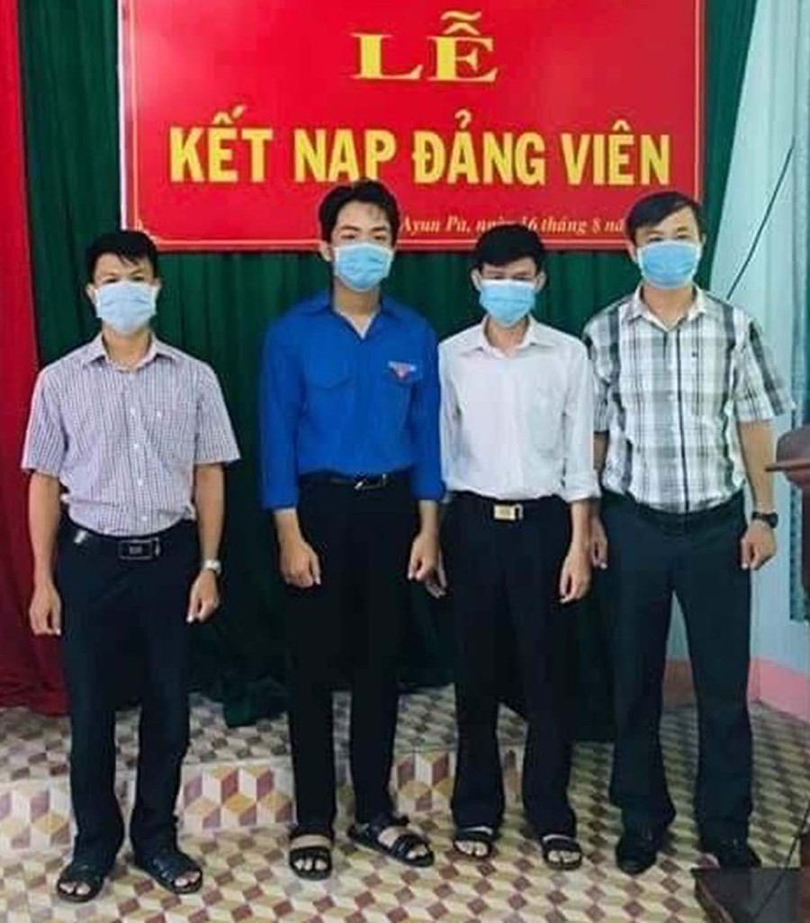  Chi bộ Trường THPT Lê Thánh Tông (thị xã Ayun Pa) kết nạp đảng viên. Ảnh: Anh Huy