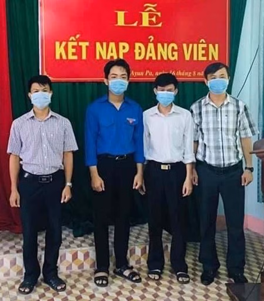  Chi bộ Trường THPT Lê Thánh Tông (thị xã Ayun Pa) kết nạp đảng viên. Ảnh: Anh Huy