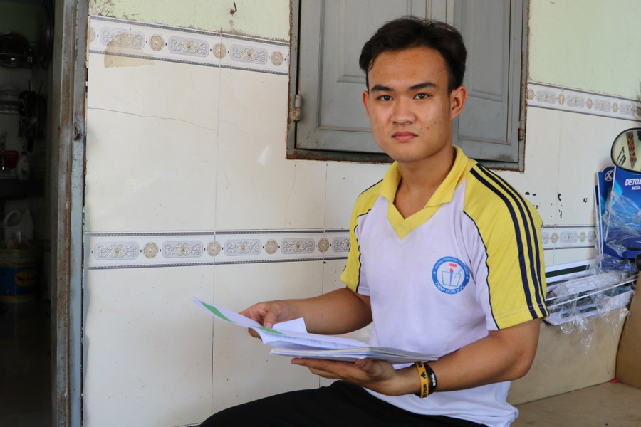 Nguyễn Hà Hồng Tuấn trước phòng trọ của mình. Ảnh: Lê Thanh