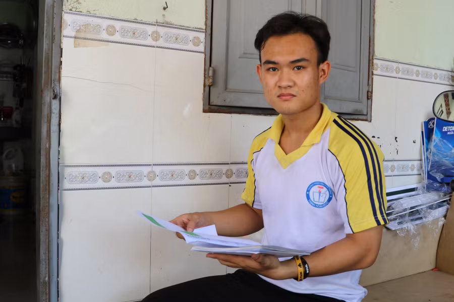 Nguyễn Hà Hồng Tuấn trước phòng trọ của mình. Ảnh: Lê Thanh