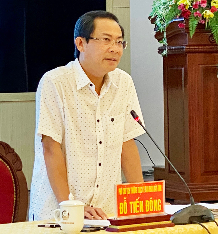 Phó Chủ tịch Thường trực UBND tỉnh Đỗ Tiến Đông phát biểu tại hội nghị. Ảnh: Hà Duy Đồng chí Đỗ Tiến Đông yêu cầu lãnh đạo các sở, ngành, địa phương phải tiếp tục nâng cao hơn nữa trách nhiệm của mình. Ảnh: Hà Duy