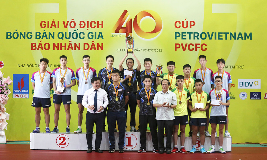 Các tay vợt giành các vị trí cao nhất ở nội dung đồng đội nam. Ảnh: Văn Ngọc