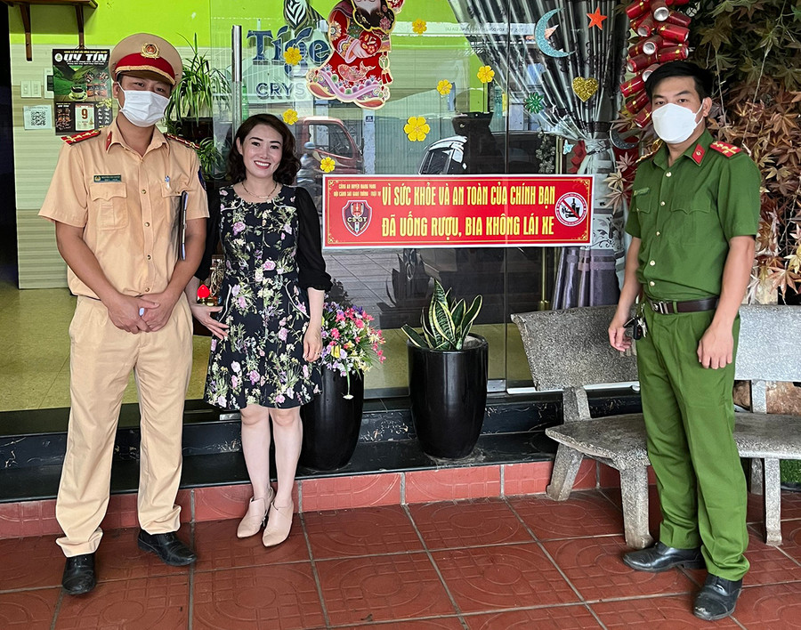 Các chủ cơ sở kinh doanh, buốn bán vui vẻ chấp hành nghiêm các quy định về pháp luật phòng-chống tác hại của rượu, bia. Ảnh: Quang Tấn Các chủ cơ sở kinh doanh, buốn bán vui vẻ chấp hành nghiêm các quy định về pháp luật phòng-chống tác hại của rượu, bia.