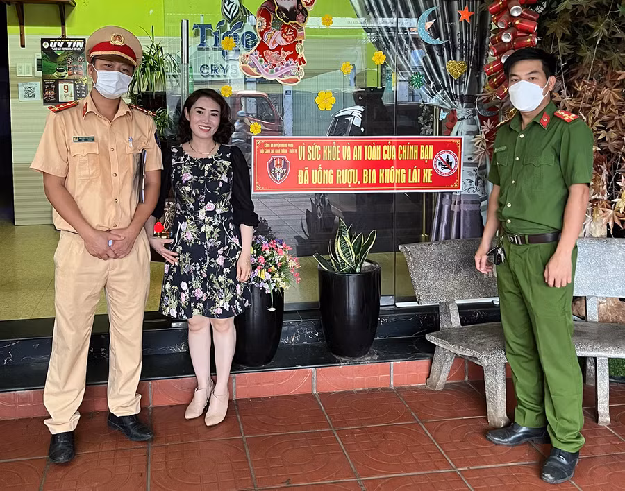 Các chủ cơ sở kinh doanh, buốn bán vui vẻ chấp hành nghiêm các quy định về pháp luật phòng-chống tác hại của rượu, bia. Ảnh: Quang Tấn Các chủ cơ sở kinh doanh, buốn bán vui vẻ chấp hành nghiêm các quy định về pháp luật phòng-chống tác hại của rượu, bia.