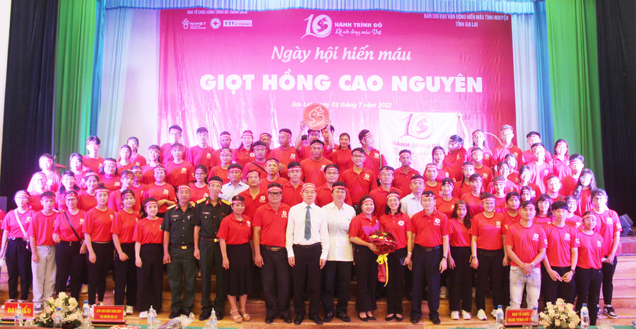 Các đại biểu và tình nguyện viên chụp hình lưu niệm tại Gala "Giọt hồng Cao nguyên". Ảnh: Phan Lài Các đại biểu và tình nguyện viên chụp hình lưu niệm tại Gala Giọt hồng Cao Nguyên. nh: Phan Lài