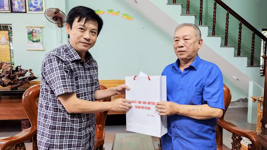 Chủ tịch UBND TP. Pleiku Đỗ Việt Hưng đến thăm, tặng quà ông Nguyễn Văn Luyện-người nhiễm chất độc da cam 81% (tổ dân phố 5, phường Thắng Lợi). Ảnh: Bá Bính