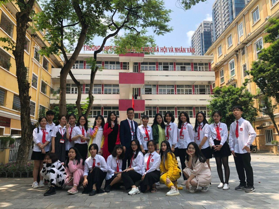 Phương Anh cùng thầy cô và bạn bè lớp 11 chất lượng cao Trường THPT chuyên ĐH Khoa học xã hội và nhân văn. Ảnh: NVCC Phương Anh cùng thầy cô và bạn bè lớp 11 chất lượng cao Trường THPT chuyên ĐH Khoa học xã hội và nhân văn. Ảnh: NVCC