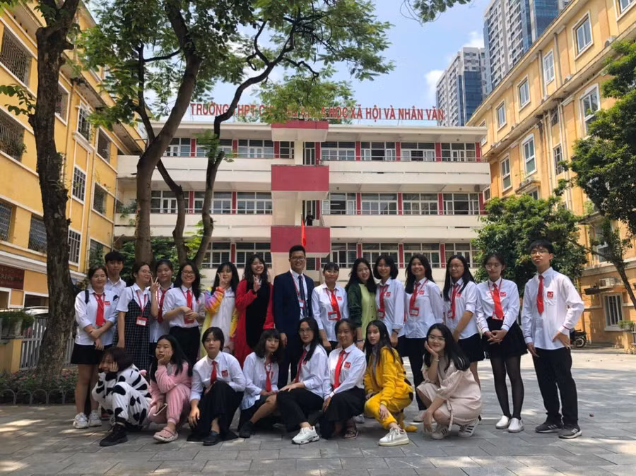  Phương Anh cùng thầy cô và bạn bè lớp 11 chất lượng cao Trường THPT chuyên ĐH Khoa học xã hội và nhân văn. Ảnh: NVCC