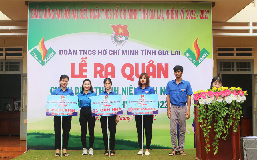 Chị Huỳnh Thị Lệ Bích (thứ 2 từ trái sang)-Phó Bí thư Đoàn khối các Cơ quan và Doanh nghiệp tỉnh trao bảng tượng trưng các công trình cho đại diện Huyện Đoàn Phú Thiện. Ảnh: Phan Lài  Chị Huỳnh Thị Lệ Bích (thứ 2 từ trái qua)-Phó Bí thư Đoàn khối các Cơ quan và Doanh nghiệp tỉnh trao bảng tượng trưng các công trình cho đại diện Huyện Đoàn Phú Thiện. Ảnh: Phan Lài