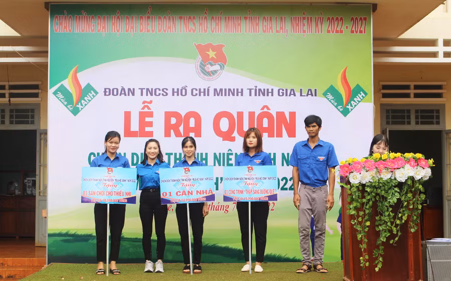  Chị Huỳnh Thị Lệ Bích (thứ 2 từ trái qua)-Phó Bí thư Đoàn khối các Cơ quan và Doanh nghiệp tỉnh trao bảng tượng trưng các công trình cho đại diện Huyện Đoàn Phú Thiện. Ảnh: Phan Lài