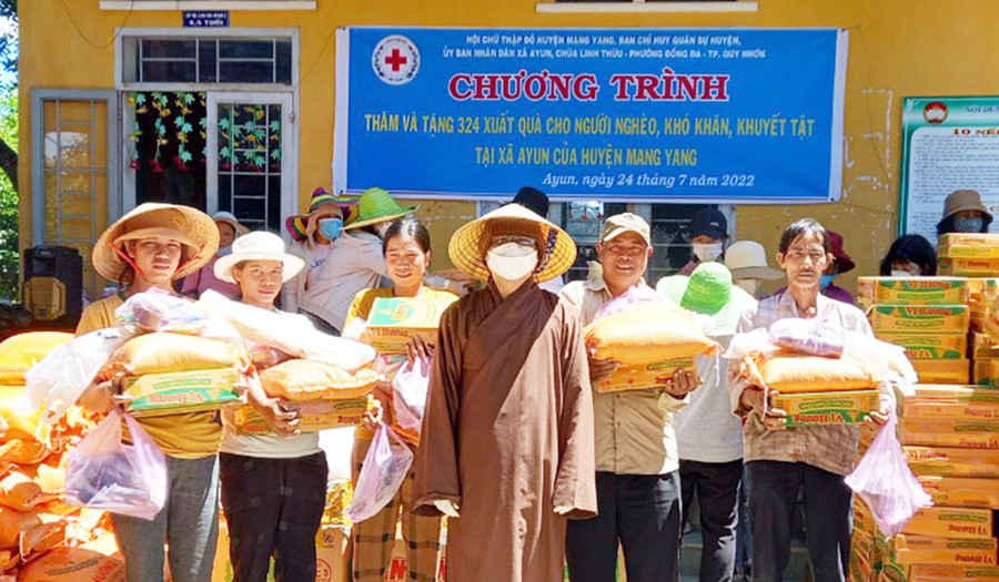  Quang cảnh buổi trao quà cho người nghèo, khó khăn, khuyết tật tại xã Ayun. Ảnh: Ngọc Hanh