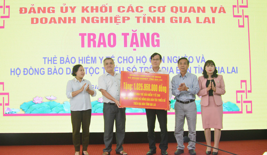 Đại diện lãnh đạo Đảng ủy Khối các Cơ quan và Doanh nghiệp tỉnh trao bảng hỗ trợ tượng trưng cho đại diện lãnh đạo BHXH tỉnh. Ảnh: Anh Huy