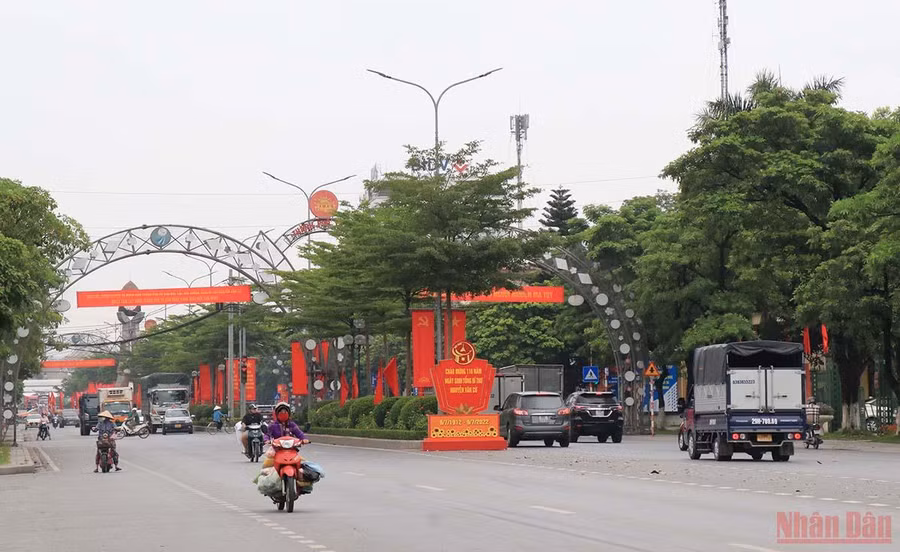  Thành phố Từ Sơn trang trí cờ hoa, biểu ngữ, khẩu hiệu tuyên truyền Kỷ niệm 110 năm Ngày sinh Tổng Bí thư Nguyễn Văn Cừ.